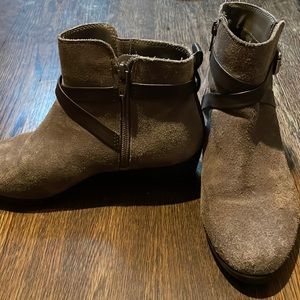 Cute winter boots worn a couple of times but still in great condition.